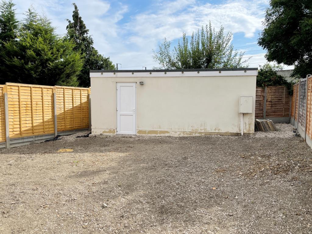 Lot: 67 - TWO WELL PRESENTED FLATS AND ANNEX, EACH WITH GARDEN - 